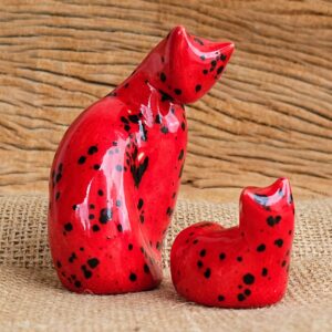 Pequenas esculturas de gatos em cerâmica MADONNA Q MIA Vermelho e preto