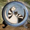 PRATO DECORATIVO 28cm<br /> Madonna Q Mia<br>Azul, branco e preto