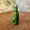 Pequena escultura de gato em cerâmica verde escuro