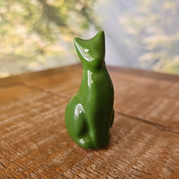 Pequena escultura de gato em cerâmica verde escuro