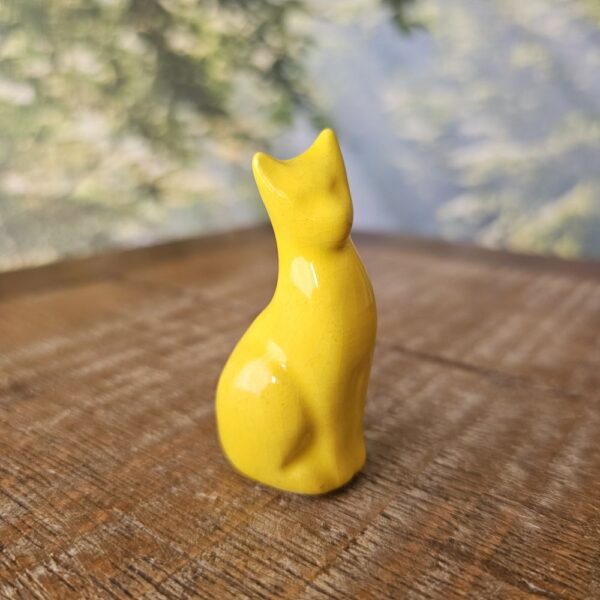 Pequena escultura de gato em cerâmica amarelo