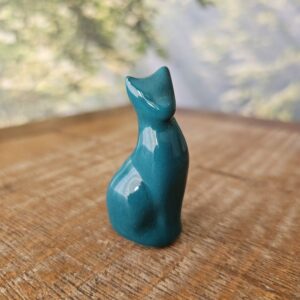 Pequena escultura de gato em cerâmica Verde turquesa escuro