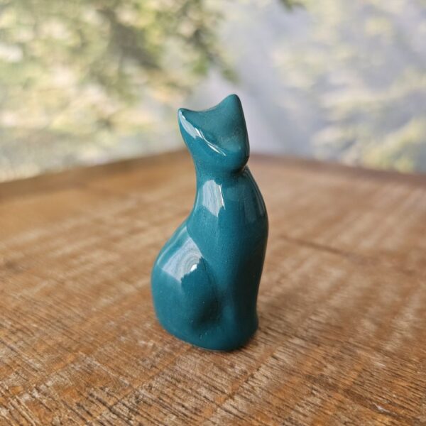 Pequena escultura de gato em cerâmica Verde turquesa escuro