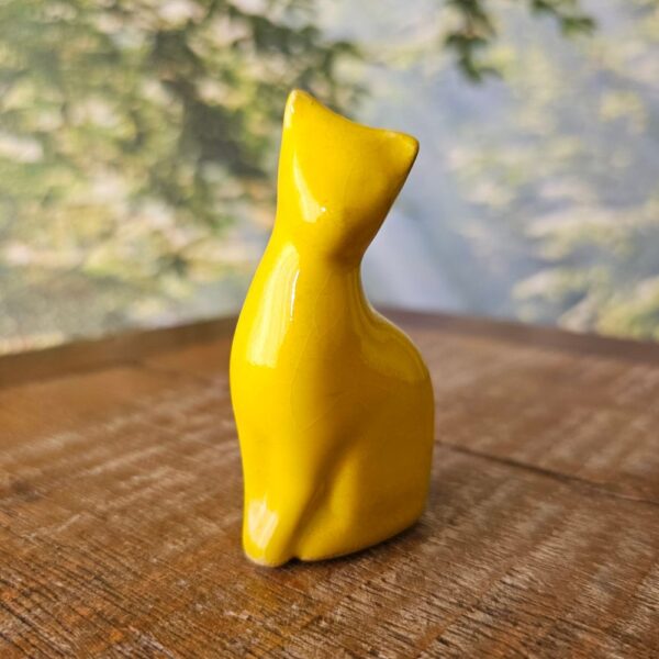 Pequena escultura de gato em cerâmica amarelo