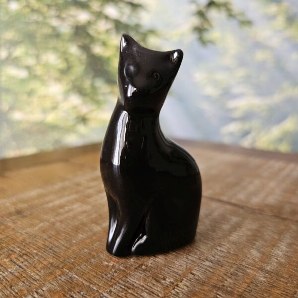 Pequena escultura de gato em cerâmica preto