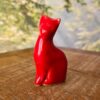 Pequena escultura de gato em cerâmica vermelho