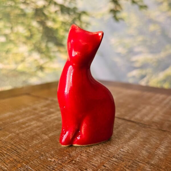 Pequena escultura de gato em cerâmica vermelho