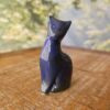 Pequena escultura de gato em cerâmica azul escuro