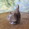 Pequena escultura de gato em cerâmica GATINHO DARTH cinza
