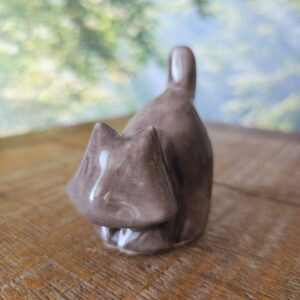 Pequena escultura de gato em cerâmica GATINHO DARTH cinza