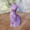 Pequena escultura de gato em cerâmica lilás