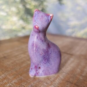 Pequena escultura de gato em cerâmica lilás