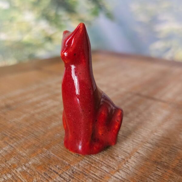 Pequena escultura de gato em cerâmica vinho escuro
