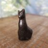 Pequena escultura de gato em cerâmica preto glitter