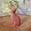 Pequena escultura de gato em cerâmica rosa antigo