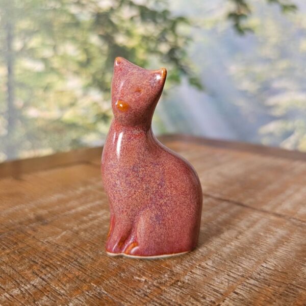 Pequena escultura de gato em cerâmica rosa antigo