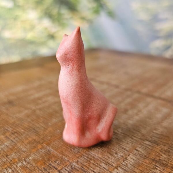 Pequena escultura de gato em cerâmica rosa fosco