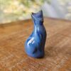 Pequena escultura de gato em cerâmica azul