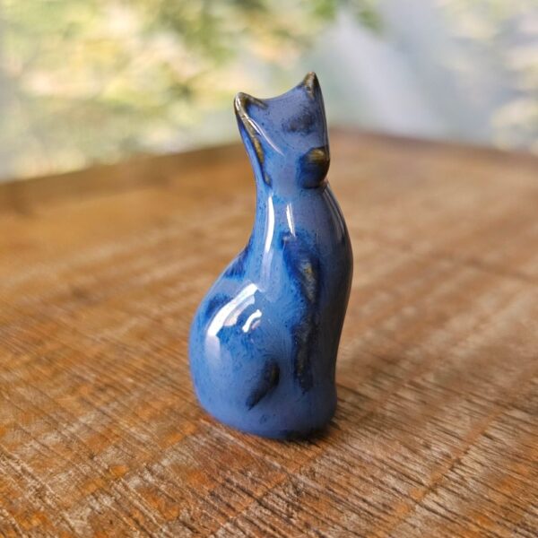 Pequena escultura de gato em cerâmica azul
