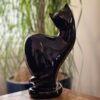 Escultura de gato Maximiliano preto em cerâmica