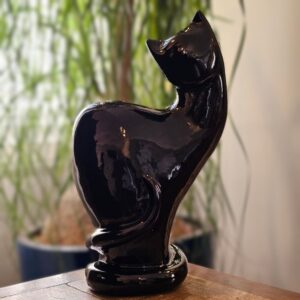 Escultura de gato Maximiliano preto em cerâmica