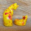 Pequenas esculturas de gatos em cerâmica MADONNA Q MIA amarelo, vermelho, verde