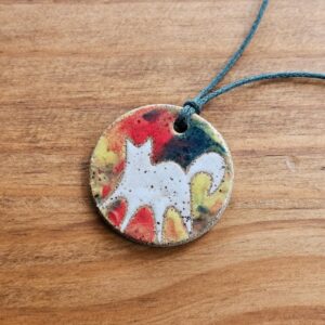 Colar de cerâmica com gato Sapequinha multicolorido