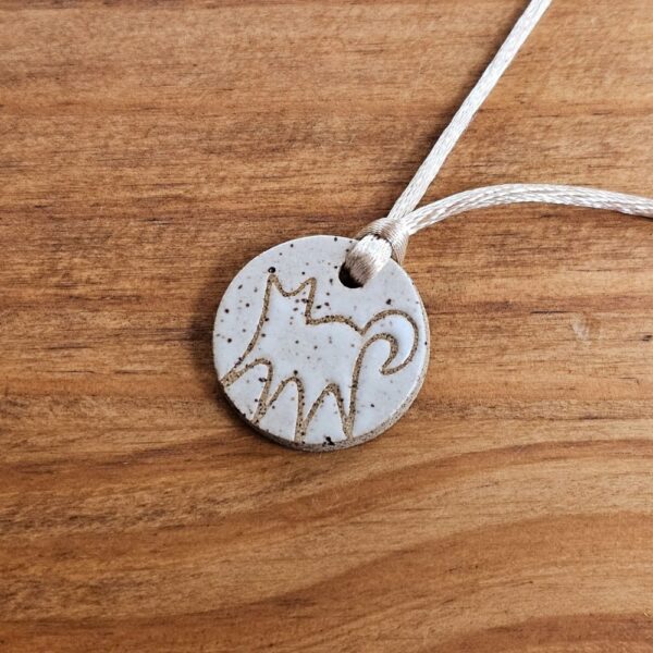 Colar de cerâmica com gato Sapequinha branco mate