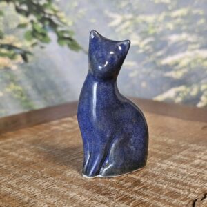 Pequena escultura de gato em cerâmica azul