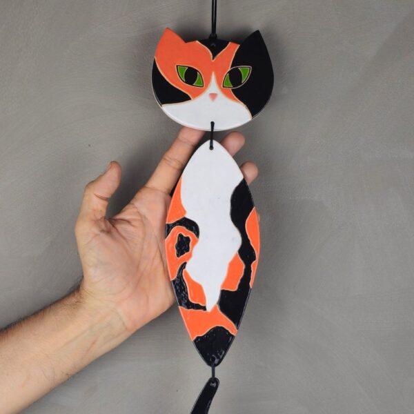 Escultura de gato para parede Tricia Tricolor em cerâmica