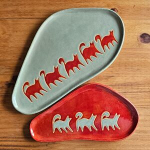 Conjunto travessa de cerâmica 2 peças Sapequinhas em verde e vermelho