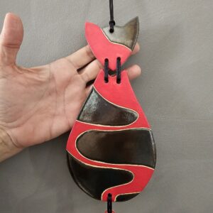 ESCULTURA DE PAREDE <br /> Haroldo <br /> Vermelho e cinza metálico