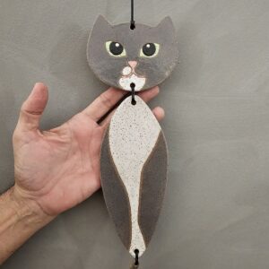 Escultura de gato para parede Kirk, feita à mão em cerâmica
