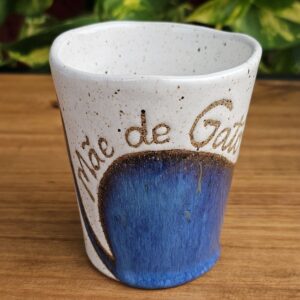 Caneca de gato em cerâmica Mãe de Gato branca e azul, feita e pintada à mão