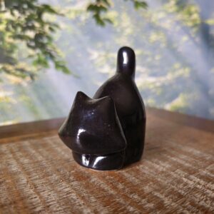 Pequena escultura de gato em cerâmica GATINHO DARTH preto