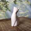 Pequena escultura de gato em cerâmica branco