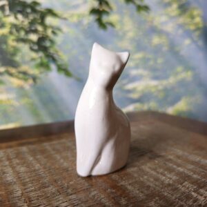 Pequena escultura de gato em cerâmica branco