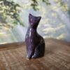 Pequena escultura de gato em cerâmica azul com manchinhas