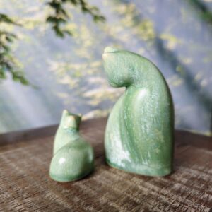 Pequena escultura de gato em cerâmica MADONNA Q MIA verde claro perolado